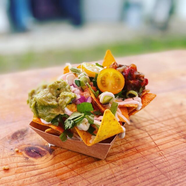 Vegan Nacho’s yummy die serveerde wij afgelopen week in #sittard tijdens een bedrijfsborrel! We hadden serveerder alleen maar vegan gerechten! We love it!
#vegan #veganmaastricht #veganlife #vegannachos #plantbased #plantbasedfood #veganistisch #vegetarischerecepten #vegetarischefoodtruck #foodtruck #veggies #veganfood #instavegan #veganeten #bedrijfsborrel #bedrijfsuitjes #coronaproof #teamuitjes #cateringoplocatie