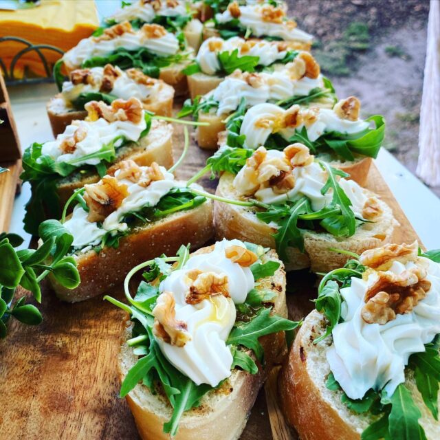 Tapas hapjes! Afgelopen week meerdere leuke hapjes mogen maken! O.a. met geitenkaas! Yummy! Aankomende week hebben we ook weer toffe #vegetarische en #vegan opdrachten staan! Nu alweer zin in!
#veganfoodtruck #catering #vegetables #vegetarisch #veganfood #vegantapas #catering #volkswagenbus #veganistisch #veganinspiration #foodphotography #foodporn #geitenkaas #bruschetta #vegetarischetapas #tapasoplocatie