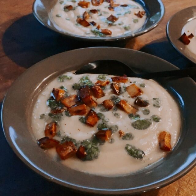 Herfst!! Tijd voor heerlijke gerechten! Zoals dit lekkere pastinaak soepje! Met knapperige stukjes pastinaak en een heerlijke peterselie olie😍
#pastinaak #herfst #herfstisbegonnen #fall #fallfood #foodie #vegetarischrecept #vegan #veganfood #vegandinner #soup #soepvandedag #delicious #deliciousfood #vegetarischefoodtruck #foodtruck #veggies #healthylifestyle #healthyfood